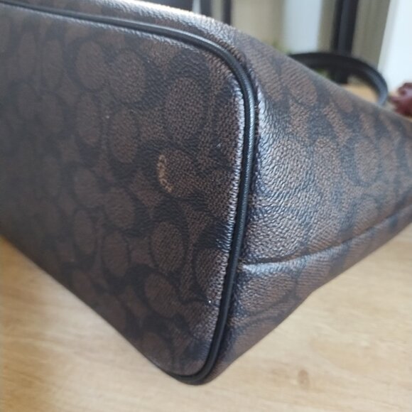 COACH Gallery Tote Bag In Signature Canvas - Picture 8 of 11